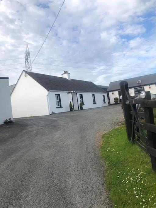 Cheerful 3 Bedroom Country Farm House Ennis Exterior photo