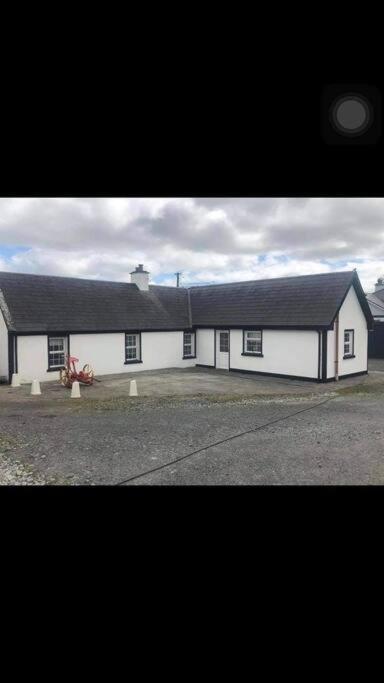 Cheerful 3 Bedroom Country Farm House Ennis Exterior photo