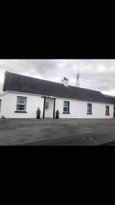 Cheerful 3 Bedroom Country Farm House Ennis Exterior photo